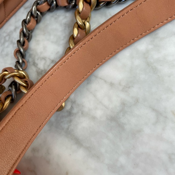 Chanel 19 WOC brown - Picture 8 of 14